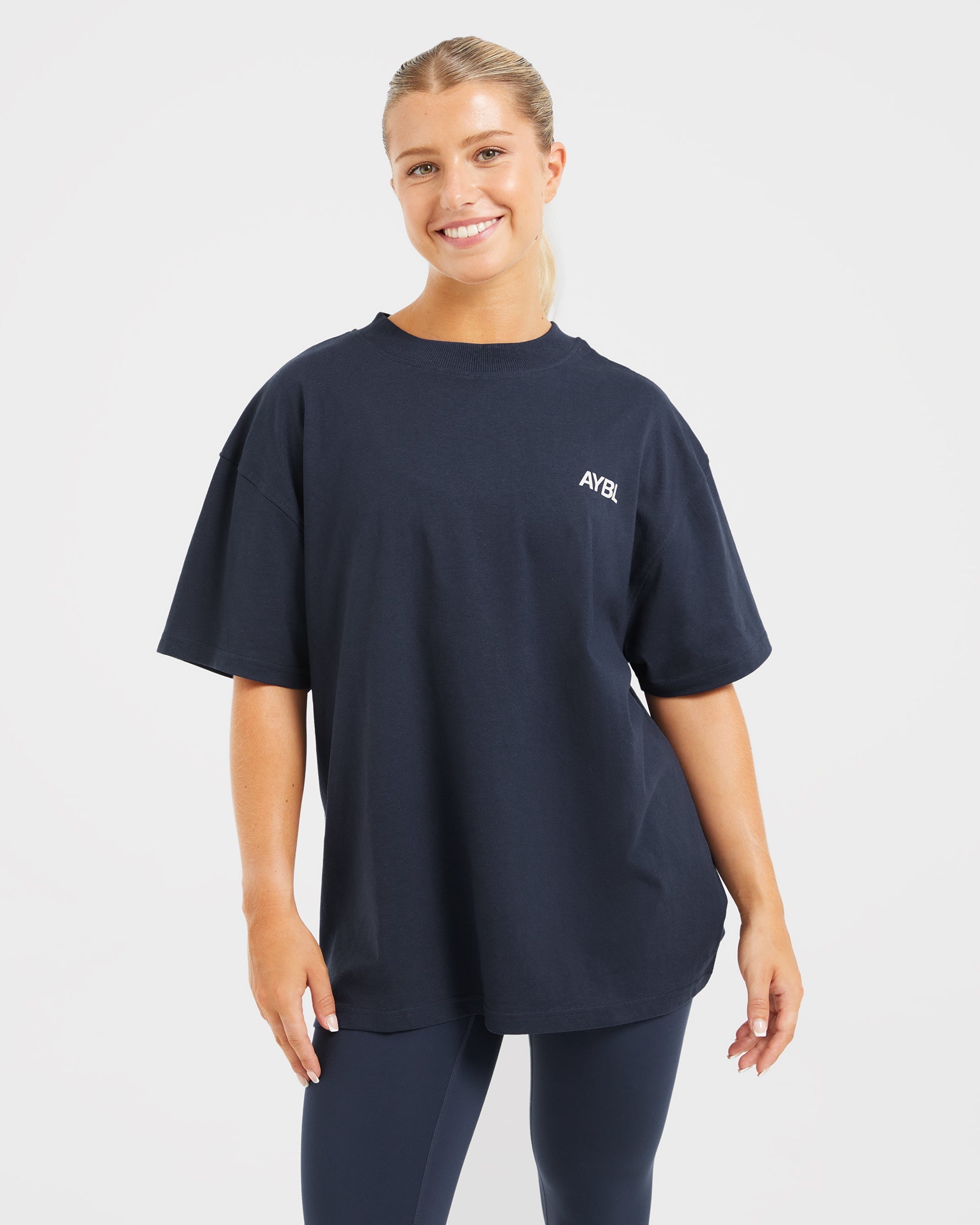 T-shirt oversize AYBL Sports Club - Blu navy/Avorio