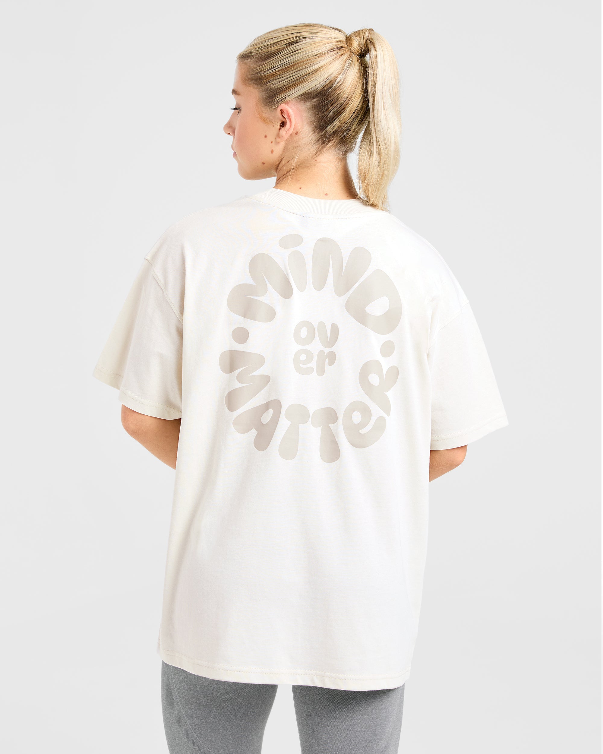 T-shirt Oversized Mind Over Matter V2 – Beige/Marrone T-shirt Oversized Mind Over Matter V2 - Beige/Marrone